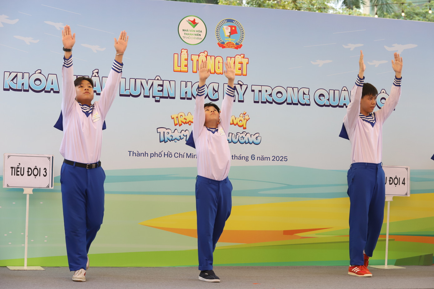 Cùng thao diễn một số động tác thể lực trong môi trường quân ngũ. Cùng thao diễn một số động tác thể lực trong môi trường quân ngũ.