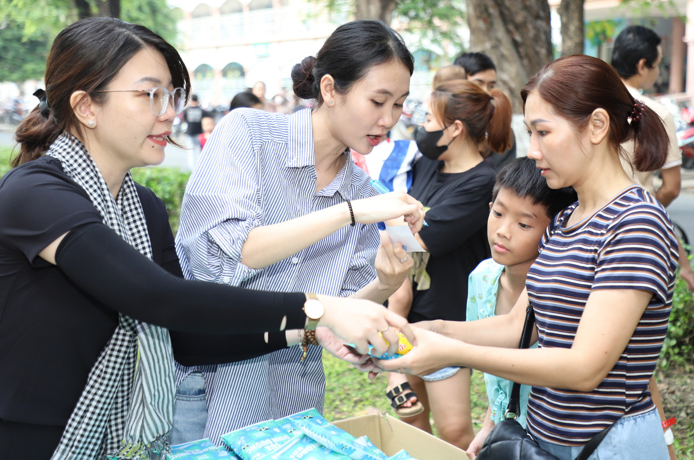 Là một tình nguyện viên của chương trình, bạn Quỳnh Như (sinh viên khoa Quan hệ công chúng – Truyền thông, Trường Đại học Văn Lang) cùng các bạn trẻ khác chia sẻ những phần quà bánh, vui chơi với các em nhỏ. “Nhìn hoàn cảnh các em bé, mình cảm thấy xúc động và cũng vui khi được góp chút thời gian để đem những món quà đồng thời ủng hộ tinh thần các bé”, Quỳnh Như chia sẻ.