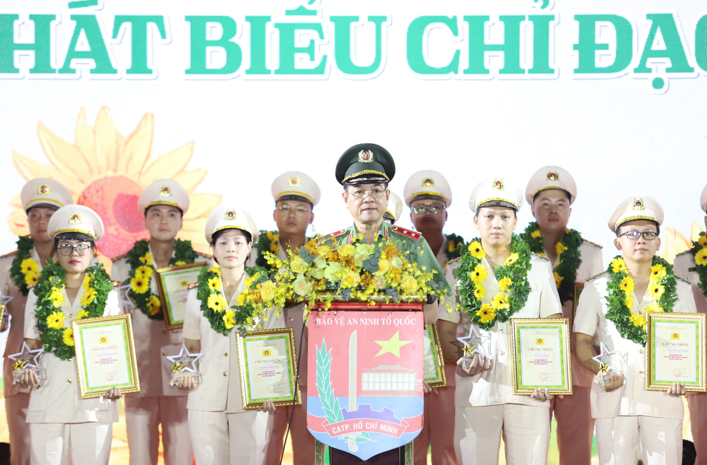 Lãnh đạo CATP biểu dương thành tích, đóng góp to lớn của các gương tiêu biểu. Lãnh đạo CATP biểu dương thành tích, đóng góp to lớn của các gương tiêu biểu.