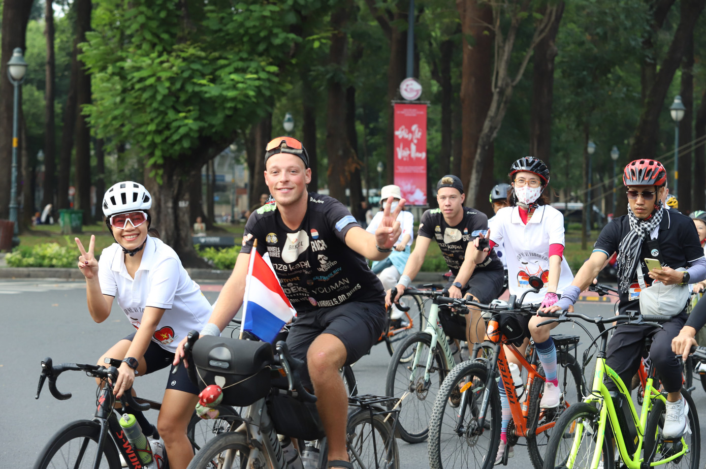 Trên quãng đường gần 20.000 km, hai chàng thanh niên ở xứ sở hoa tu-lip đã không chỉ thử thách giới hạn của bản thân mà còn thực hiện sứ mệnh cộng đồng khi gây quỹ cho Coop Africa, một tổ chức từ thiện cung cấp xe đạp cho người dân Kenya và Uganda nhằm hỗ trợ tiếp cận giáo dục, y tế và sinh kế.