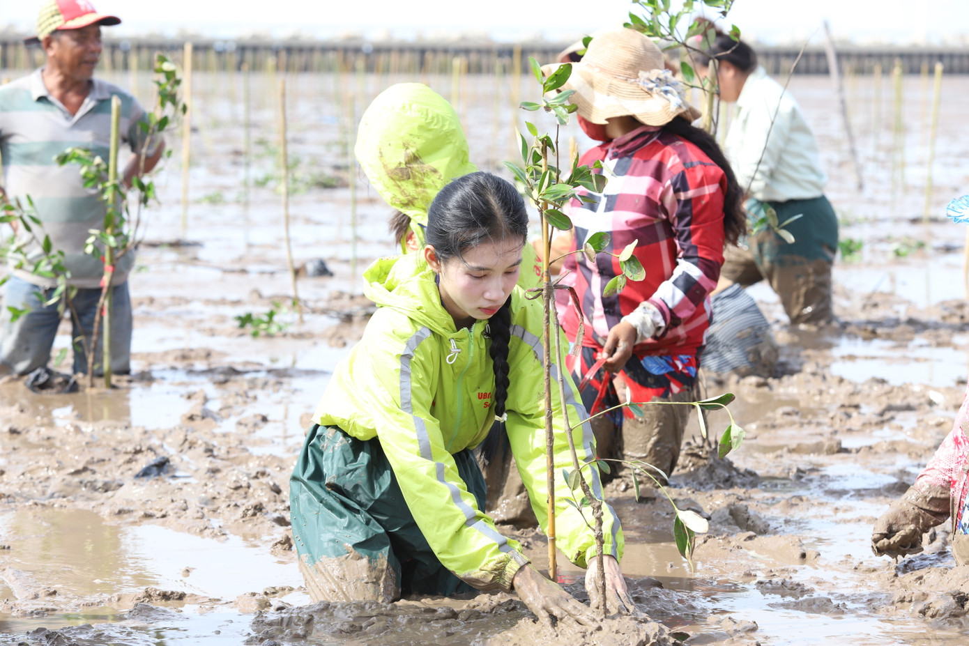 Bạn trẻ cùng hành động chống lại biến đổi khí hậu. Bạn trẻ cùng hành động chống lại biến đổi khí hậu.