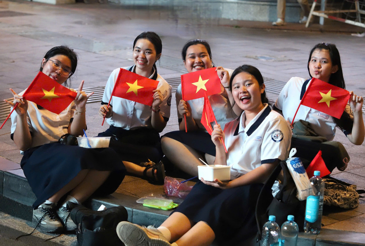 Hải Anh cho biết, so với những năm trước, năm nay tinh thần yêu nước, tự hào dân tộc trong bạn dâng trào. &quot;Từ khí thế của 50 năm giải phóng miền Nam, thống nhất đất nước, em tự nhủ cố gắng học tập để trở thành công dân tốt&quot;, Hải Anh bày tỏ.