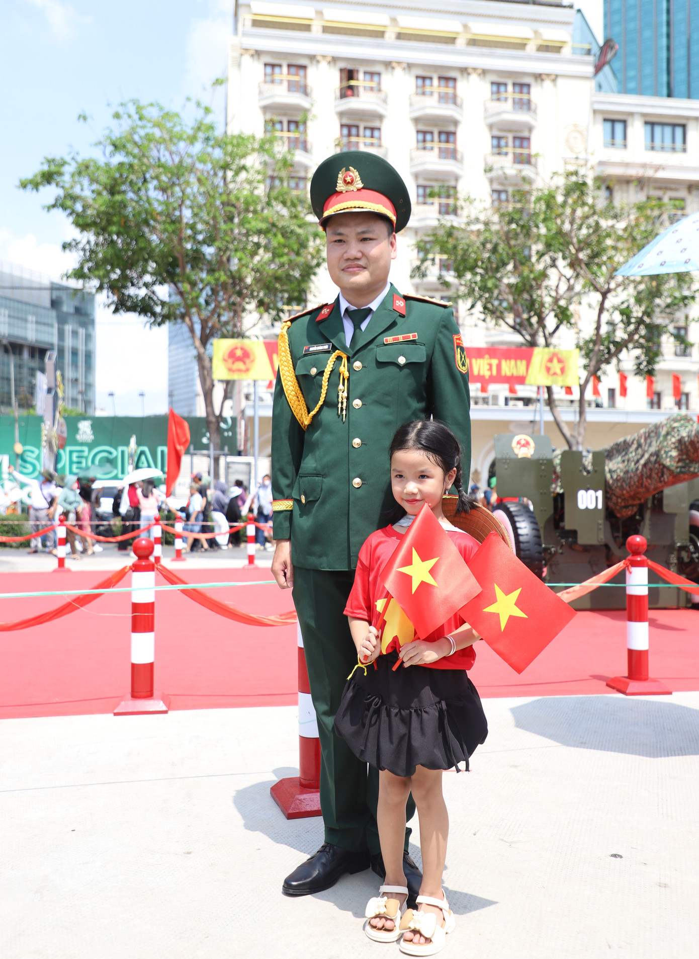 Sau khi đợi chồng chụp ảnh với bà con, chị Anh Thư và con gái mới tranh thủ lưu lại những bức ảnh gia đình bên trận địa pháo lễ.