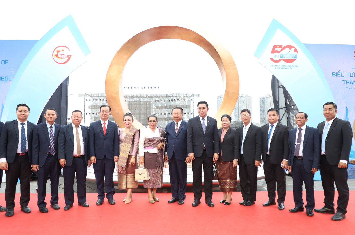 Các đoàn đại biểu chụp ảnh lưu niệm với biểu tượng. Các đoàn đại biểu chụp ảnh lưu niệm với biểu tượng.