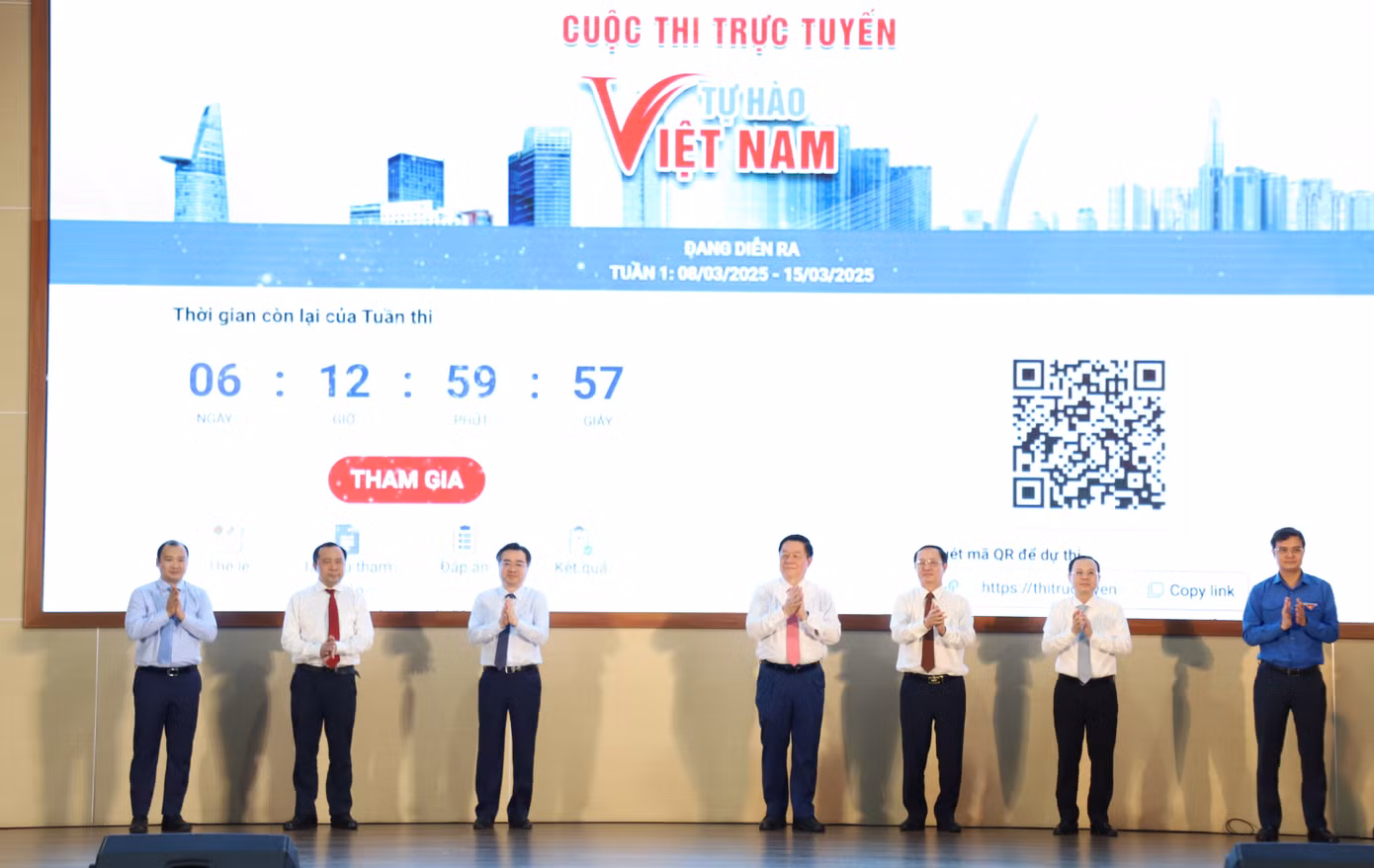 Đại diện lãnh đạo Đảng, Nhà nước, các bộ, ngành Trung ương và TPHCM thực hiện nghi thức phát động cuộc thi. Ảnh: Ngô Tùng Đại diện lãnh đạo Đảng, Nhà nước, các bộ, ngành Trung ương và TPHCM thực hiện nghi thức phát động cuộc thi. Ảnh: Ngô Tùng