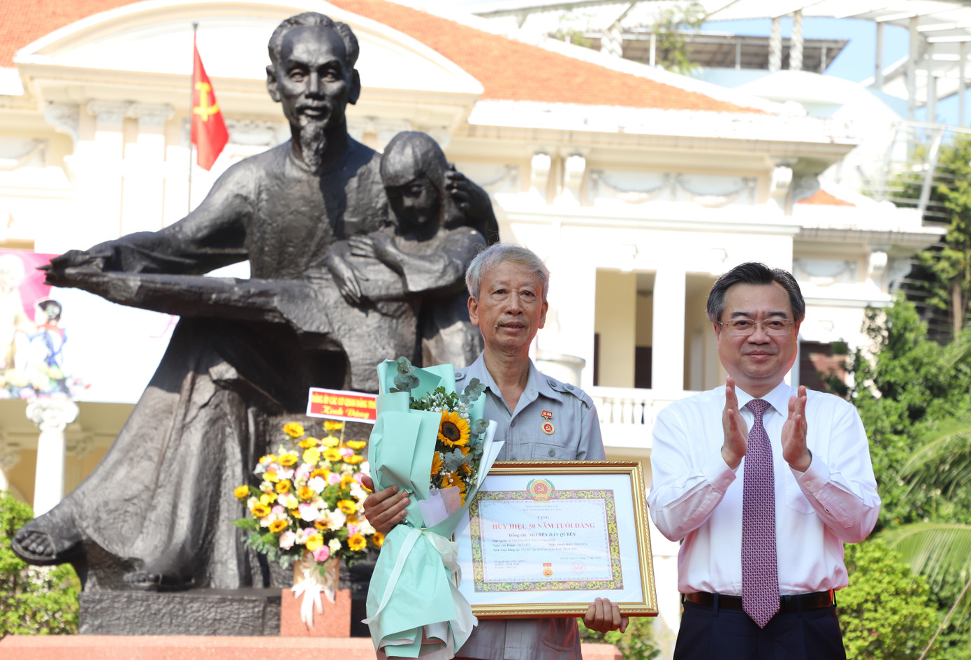 Phó Bí thư Thường trực Thành ủy TPHCM trao Huy hiệu 50 năm tuổi Đảng đến đảng viên Nguyễn Dân Quyền. Ảnh: Ngô Tùng Phó Bí thư Thường trực Thành ủy TPHCM trao Huy hiệu 50 năm tuổi Đảng đến đảng viên Nguyễn Dân Quyền. Ảnh: Ngô Tùng