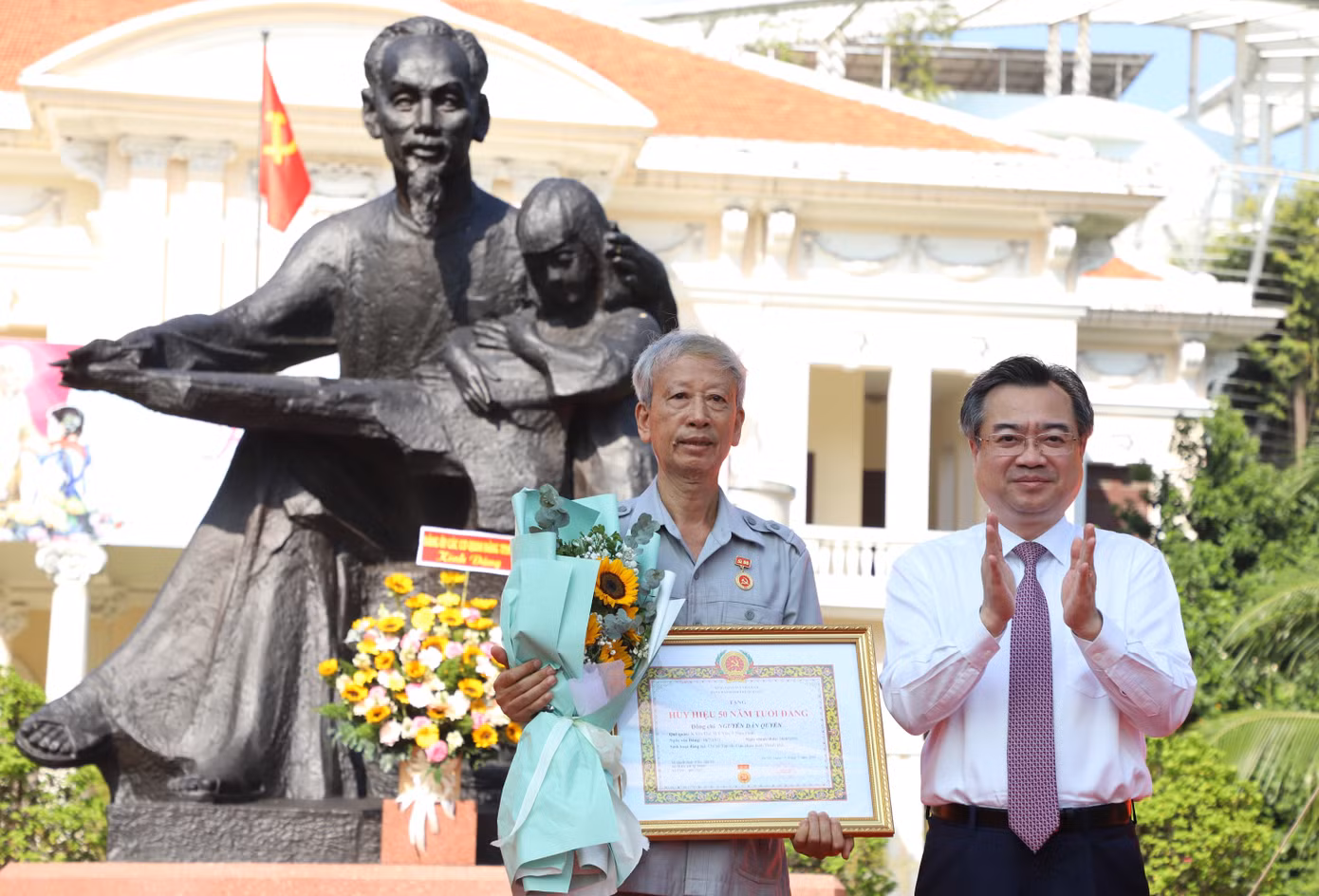 Phó Bí thư Thường trực Thành ủy TPHCM trao Huy hiệu 50 năm tuổi Đảng đến đảng viên Nguyễn Dân Quyền. Ảnh: Ngô Tùng Phó Bí thư Thường trực Thành ủy TPHCM trao Huy hiệu 50 năm tuổi Đảng đến đảng viên Nguyễn Dân Quyền. Ảnh: Ngô Tùng