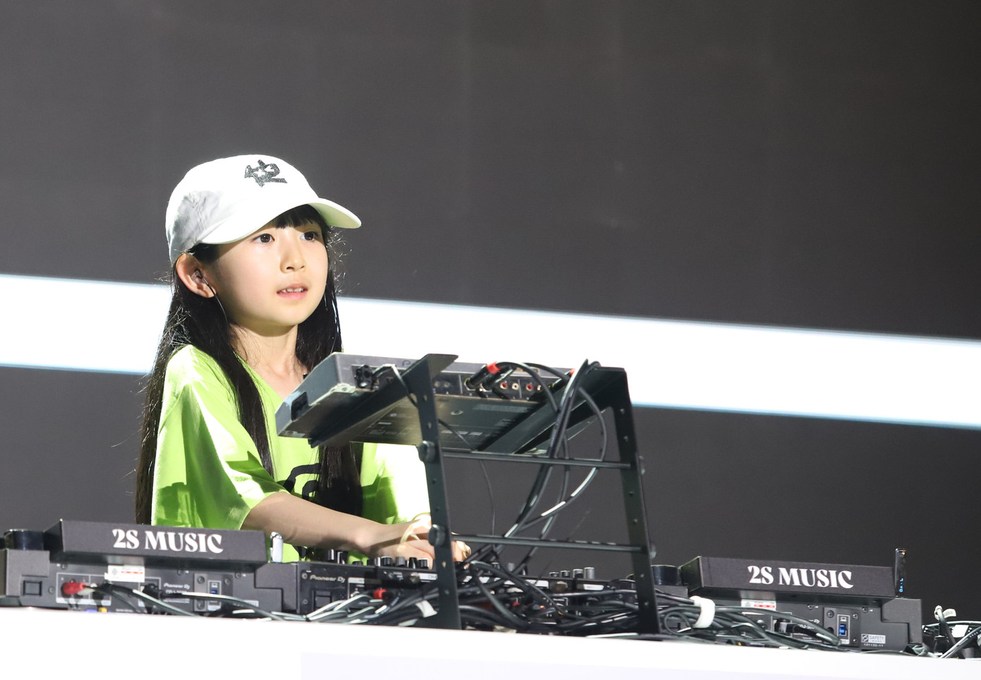 Dù mới 8 tuổi, cô bé tỏ ra chuyên nghiệp với những thao tác kỹ thuật cũng như tương tác với khán giả trong bầu không khí âm nhạc cuồng nhiệt.