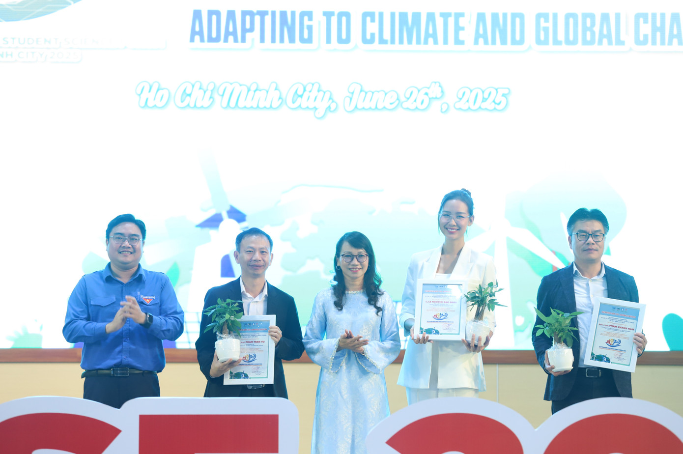 Anh Ngô Minh Hải, Bí thư Thành Đoàn, Chủ tịch Hội Liên hiệp Thanh niên Việt Nam TPHCM và GS.TS Nguyễn Thị Thanh Mai tặng cây xanh và thư cám ơn đến các diễn giả chính buổi khai mạc diễn đàn.