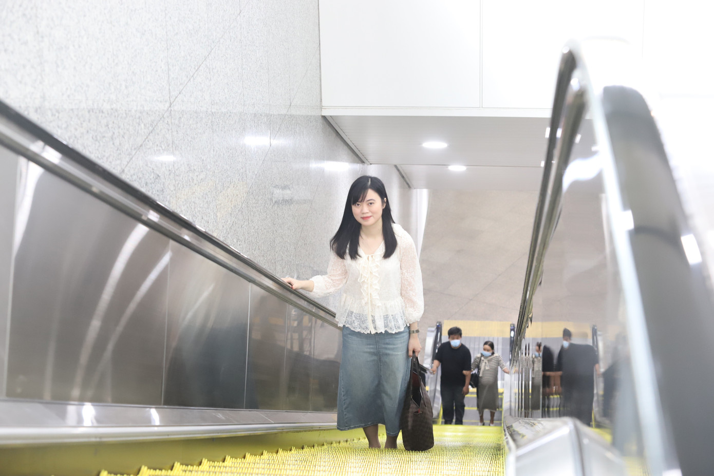 Trong lần đầu sử dụng phương tiện này, chị Thơ bày tỏ sự hài lòng, thích thú khi đi lại bằng chiếc tàu điện hiện đại, thuận tiện và còn được miễn phí vé những ngày này.