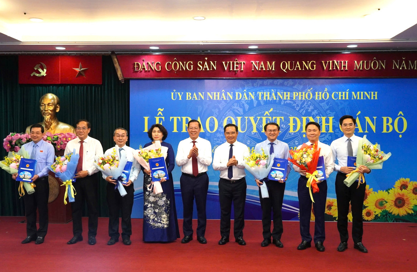 Chủ nhiệm Ủy ban Kinh tế và Tài chính của Quốc hội, nguyên Chủ tịch UBND TPHCM Phan Văn Mãi và Phó Bí thư Thành ủy TPHCM Nguyễn Văn Được trao quyết định cho các Giám đốc sở. Ảnh: H.K Chủ nhiệm Ủy ban Kinh tế và Tài chính của Quốc hội, nguyên Chủ tịch UBND TPHCM Phan Văn Mãi và Phó Bí thư Thành ủy TPHCM Nguyễn Văn Được trao quyết định cho các Giám đốc sở. Ảnh: H.K