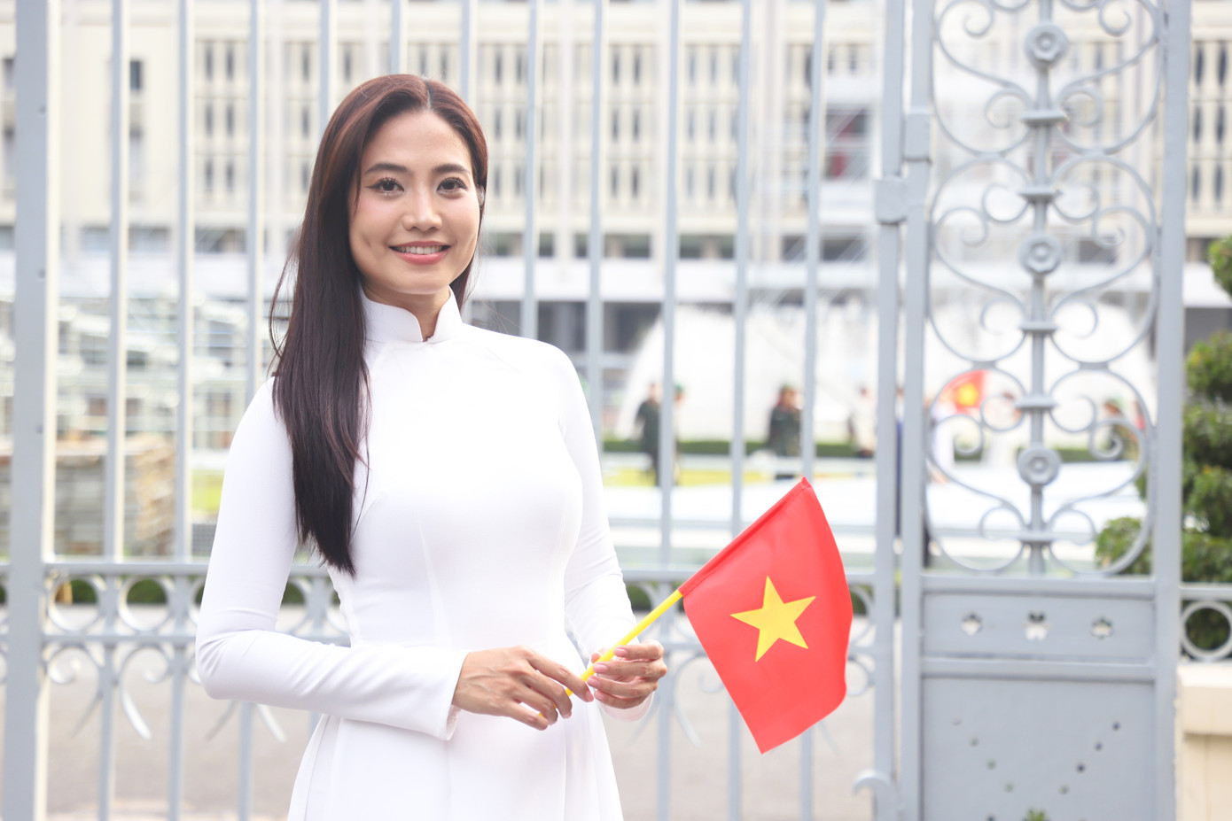 Hướng đến đại lễ kỷ niệm 50 năm ngày thống nhất đất nước (30/4/1975 - 30/4/2025), các bạn trẻ trong trang phục áo dài nền nã, mang theo lá cờ Tổ quốc chụp ảnh kỷ niệm tại di tích lịch sử đặc biệt này.