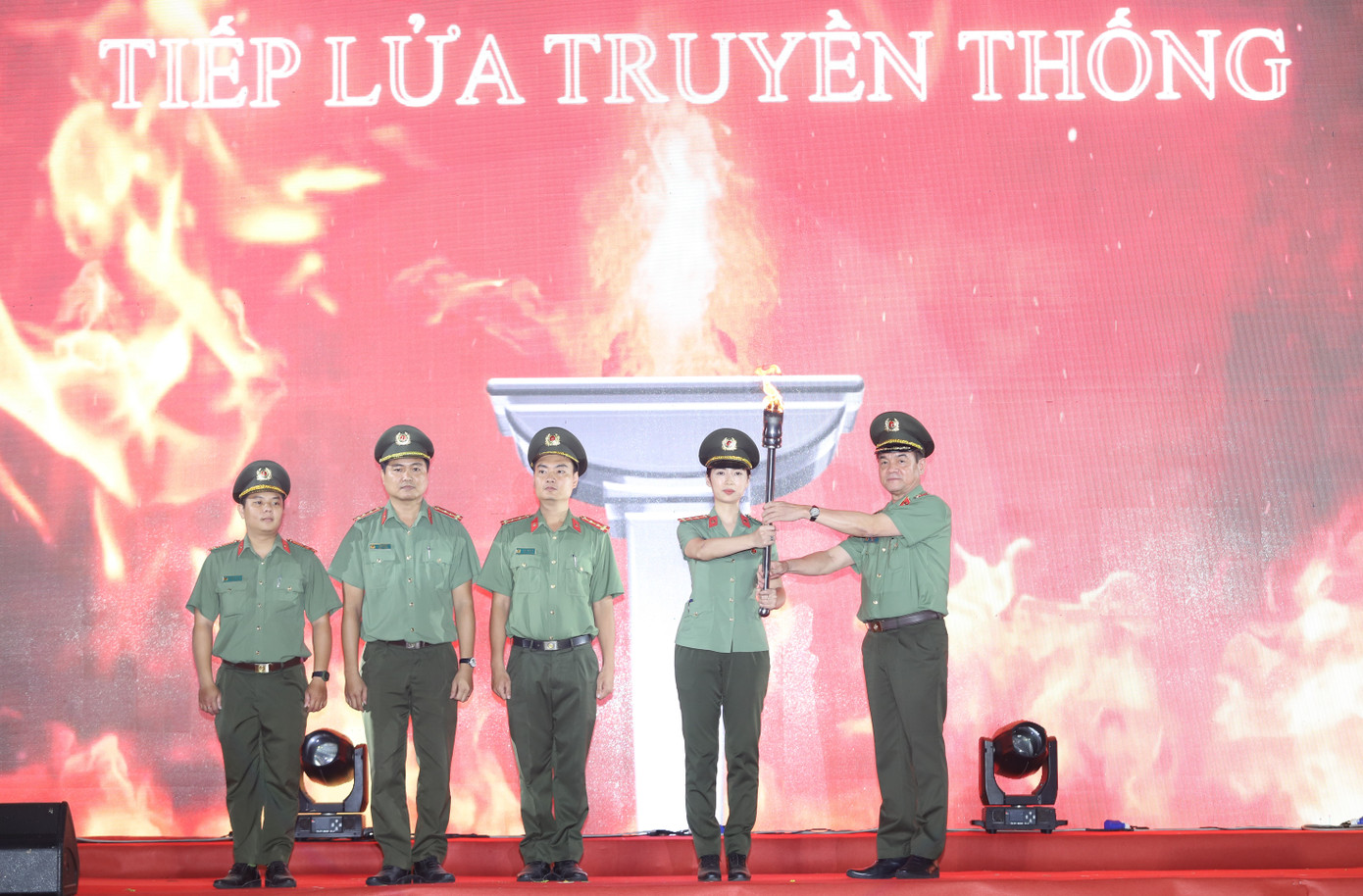 Trung tướng Lê Hồng Nam trao ngọn lửa truyền thống cho đại diện thế hệ trẻ CATP. Trung tướng Lê Hồng Nam trao ngọn lửa truyền thống cho đại diện thế hệ trẻ CATP.