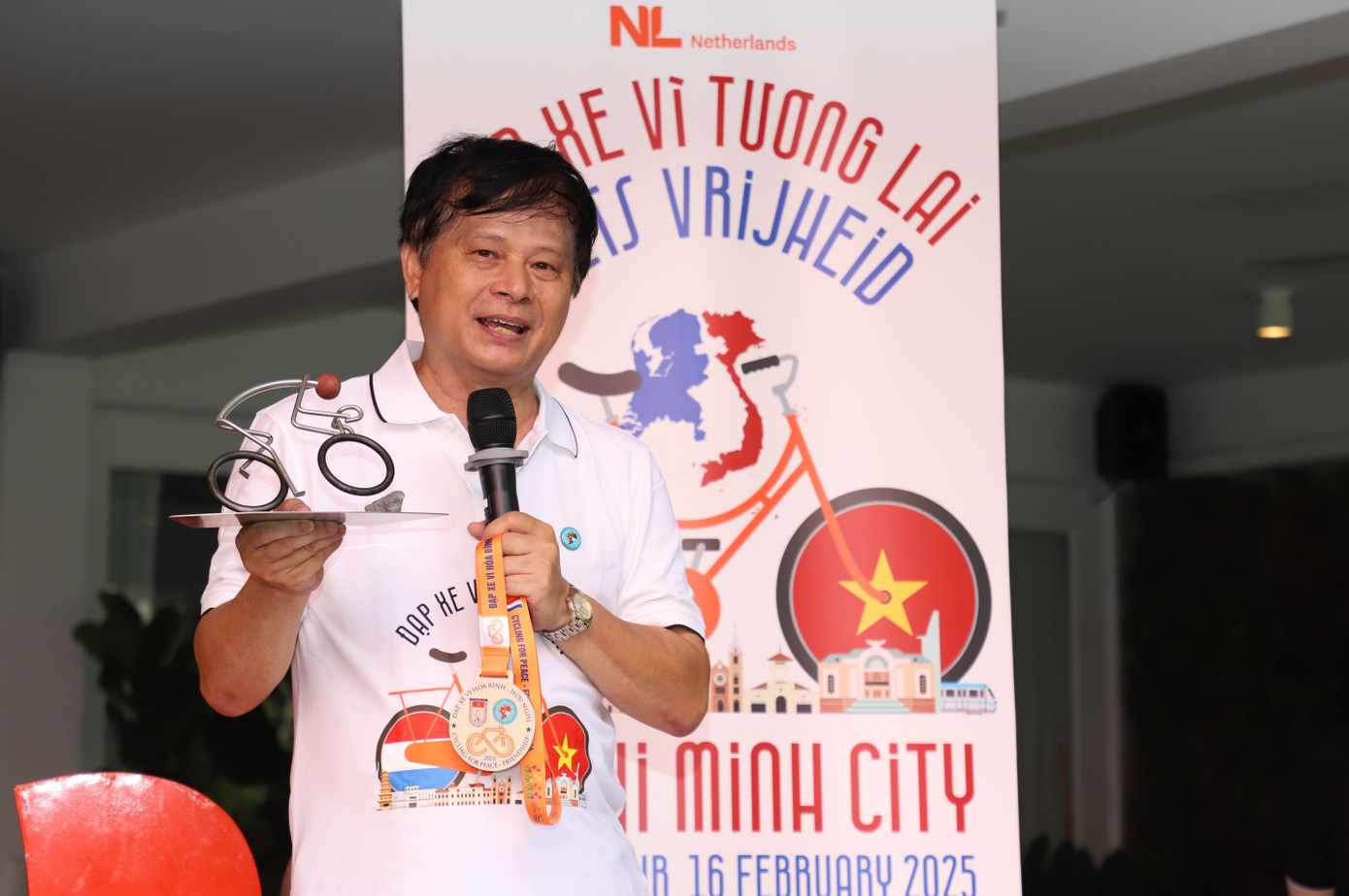 Nhà báo Trần Trọng Dũng - Phó Chủ tịch Hội Nhà báo Việt Nam, Chủ tịch Hội Hữu nghị Việt Nam – Hà Lan TPHCM cho rằng buổi đạp xe góp phần làm sâu sắc hơn mối quan hệ hữu nghị, hợp tác chân thành giữa Việt Nam nói chung và TPHCM nói riêng với đất nước Hà Lan. Ông Dũng mong muốn hoạt động này sẽ góp phần đẩy mạnh tinh thần thể dục thể thao và phong trào đạp xe vì một TPHCM xanh hơn, đẹp hơn và nghĩa tình hơn. Ảnh: Ngô Tùng