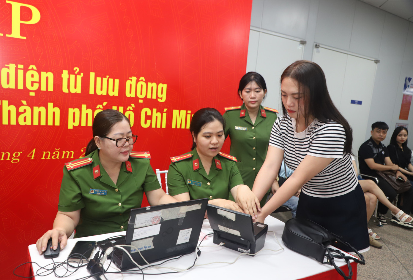 Theo quan sát, việc cấp tài khoản định danh này diễn ra trong khoảng 3-5 phút mỗi trường hợp, gồm việc thu thập thông tin cá nhân, lấy mống mắt, chụp ảnh, lăn tay... Sau các thủ tục, người dân chỉ cần đợi hệ thống trả về tin nhắn để xác thực và chính thức được cấp mã định danh.