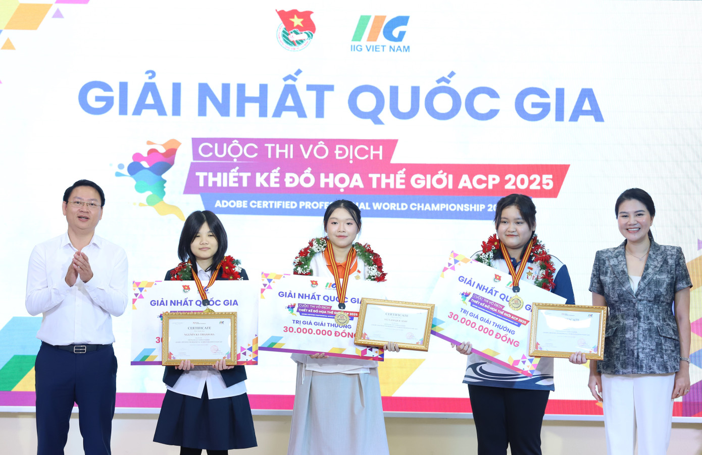 Đại diện Ban Tổ chức trao thưởng cho 3 bạn trẻ xuất sắc nhất vòng Chung kết Quốc gia của cuộc thi năm nay. Đại diện Ban Tổ chức trao thưởng cho 3 bạn trẻ xuất sắc nhất vòng Chung kết Quốc gia của cuộc thi năm nay.