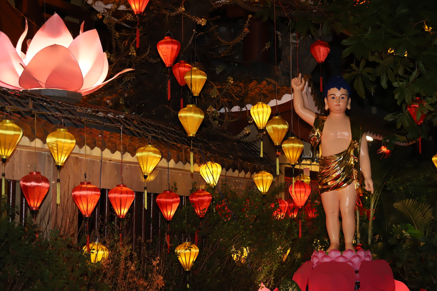 Tượng Đức Phật đản sinh trong khuôn viên chùa Pháp Hoa.