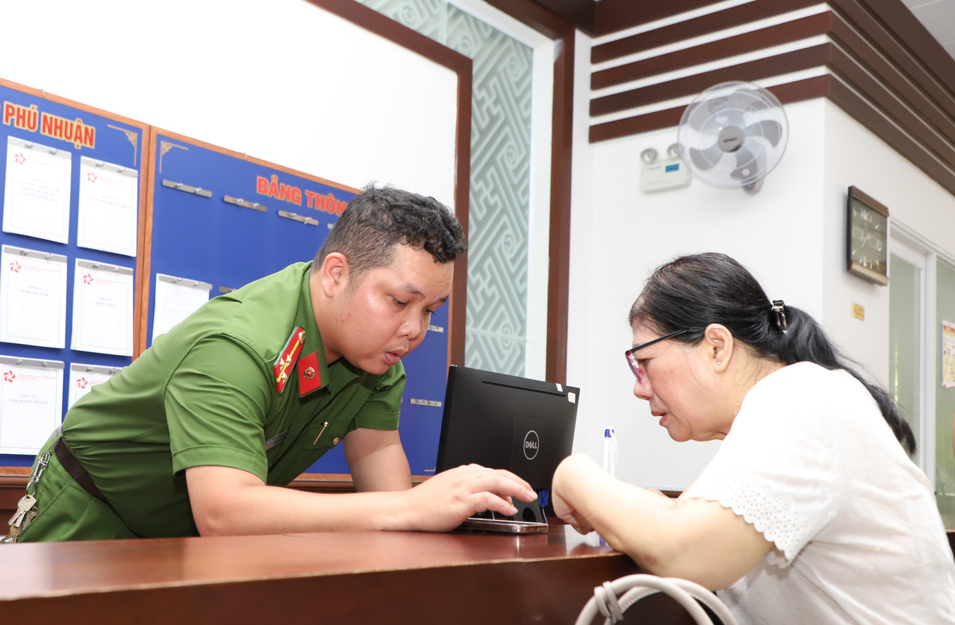 Cán bộ công an hướng dẫn người dân thực hiện một số thủ tục. Cán bộ công an hướng dẫn người dân thực hiện một số thủ tục.