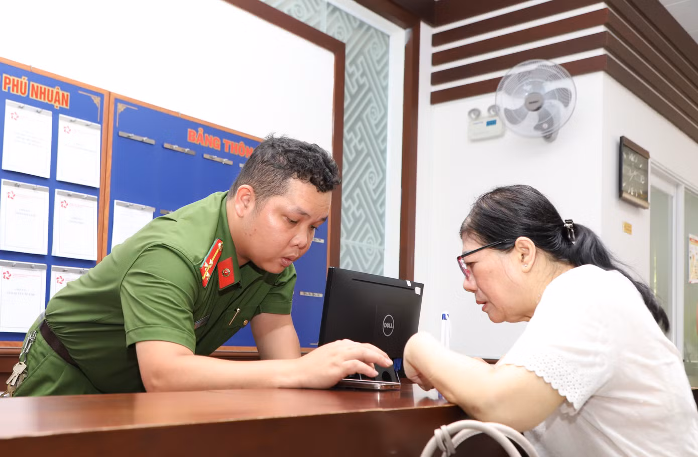 Cán bộ công an hướng dẫn người dân thực hiện một số thủ tục.
