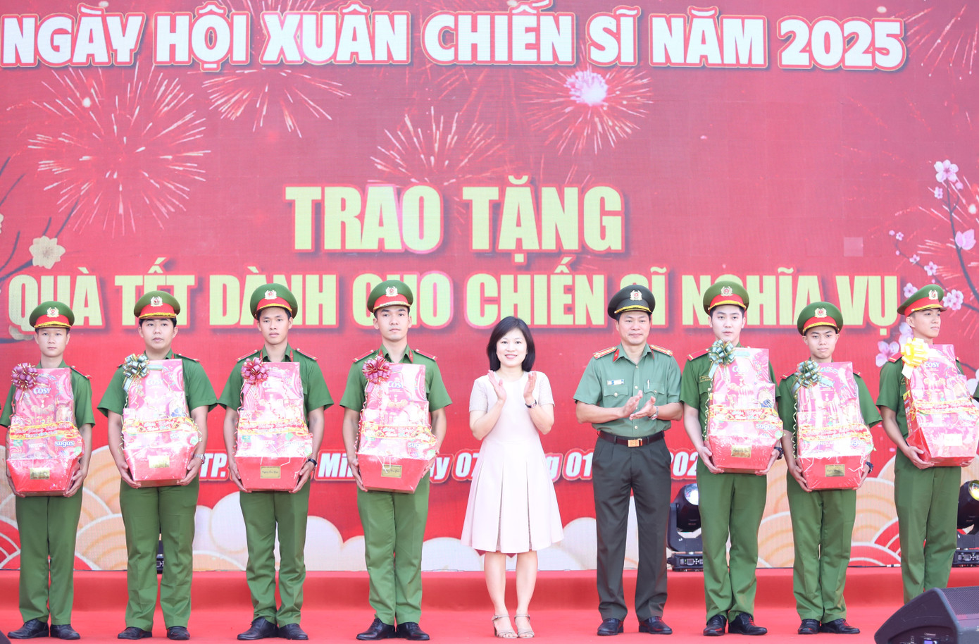 Đại diện CATP và các đơn vị đồng hành tặng quà Tết cho các hạ sĩ quan, chiến sĩ nghĩa vụ có thành tích tiêu biểu trong rèn luyện và chiến đấu.