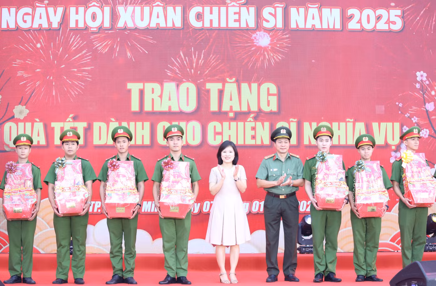 Đại diện CATP và các đơn vị đồng hành tặng quà Tết cho các hạ sĩ quan, chiến sĩ nghĩa vụ có thành tích tiêu biểu trong rèn luyện và chiến đấu.