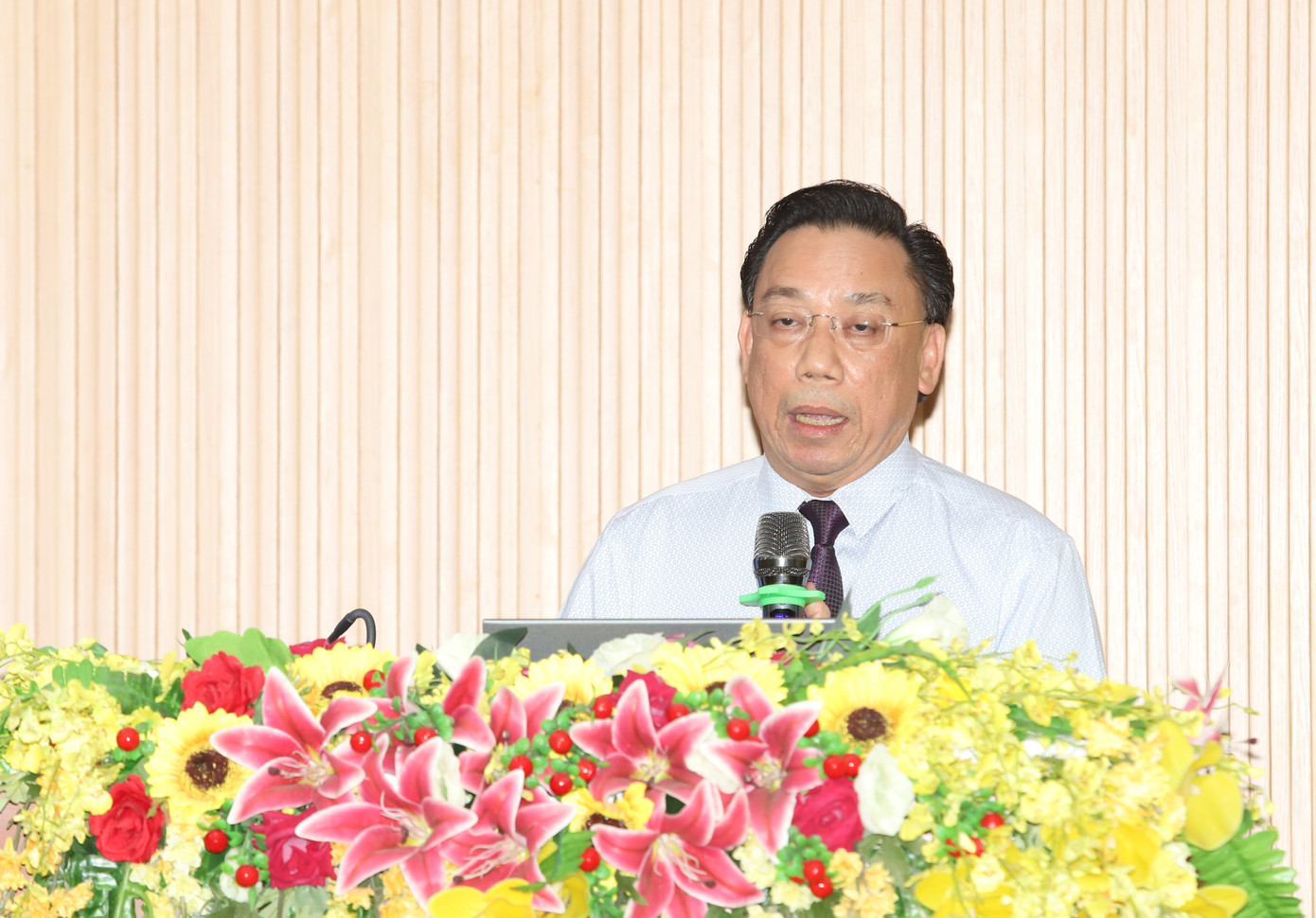 PGS.TS Huỳnh Văn Thới trao đổi tại hội thảo. Ảnh: Ngô Tùng