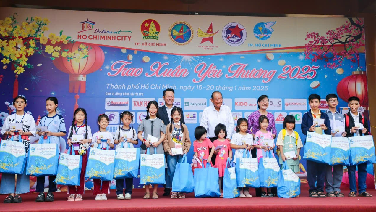 Nguyên Phó Thủ tướng Thường trực Trương Hòa Bình cùng Chủ tịch Trung ương Hội Doanh nhân Việt Nam Đặng Hồng Anh và nguyên Chủ tịch HĐND TPHCM Nguyễn Thị Quyết Tâm trao món quà xuân cho các em. Nguyên Phó Thủ tướng Thường trực Trương Hòa Bình cùng Chủ tịch Trung ương Hội Doanh nhân Việt Nam Đặng Hồng Anh và nguyên Chủ tịch HĐND TPHCM Nguyễn Thị Quyết Tâm trao món quà xuân cho các em.