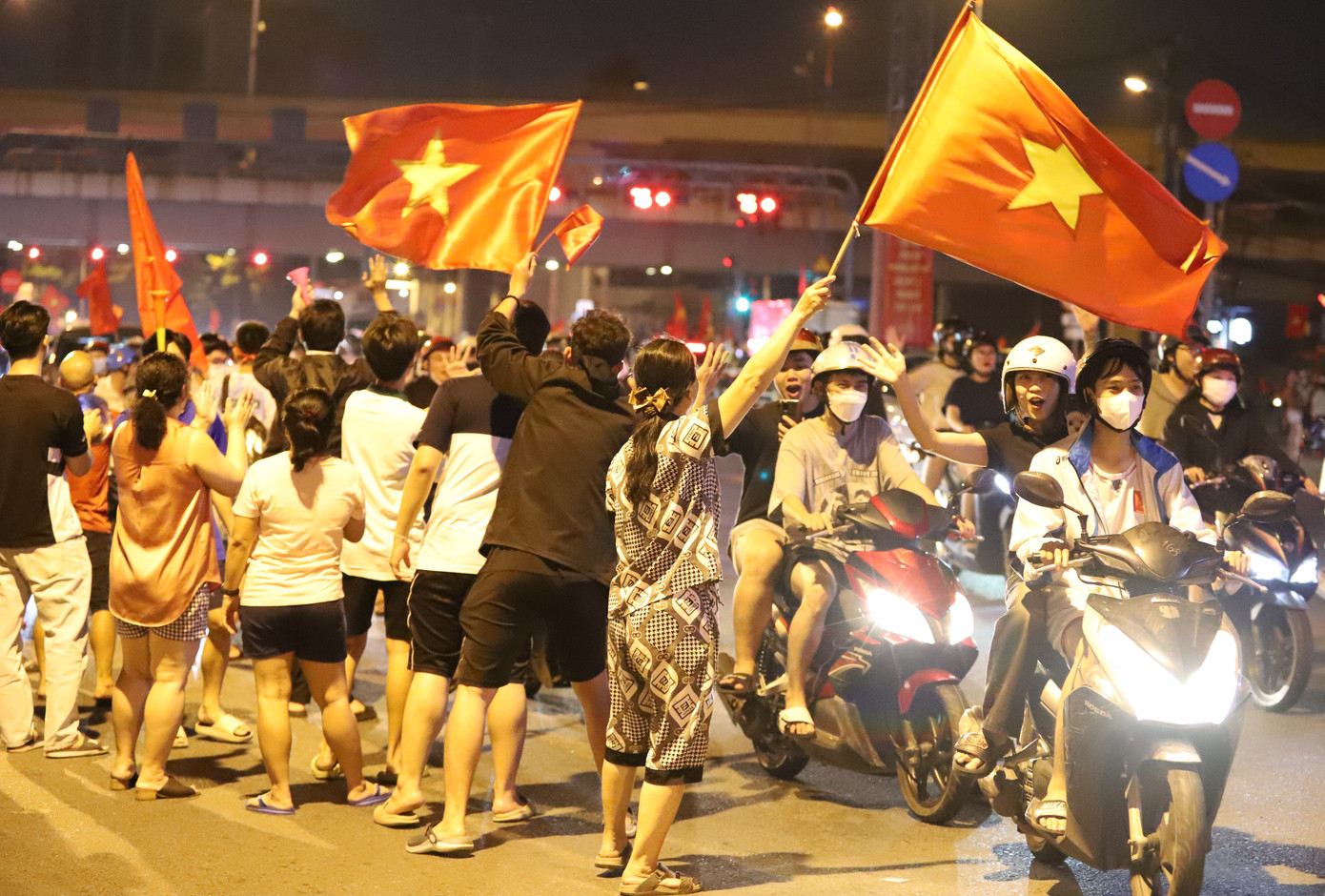 Gần 12h đêm, dòng người đông đúc vẫn nồng nhiệt reo hò, mừng vui với chiến thắng của đội tuyển Việt Nam.