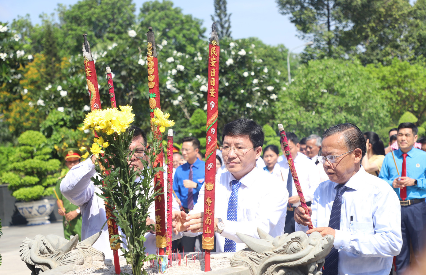 Đoàn công tác dâng hương, dâng hoa lên các Anh hùng liệt sĩ tại Nghĩa trang Liệt sĩ TPHCM. Ảnh: Ngô Tùng. Đoàn công tác dâng hương, dâng hoa lên các Anh hùng liệt sĩ tại Nghĩa trang Liệt sĩ TPHCM. Ảnh: Ngô Tùng.