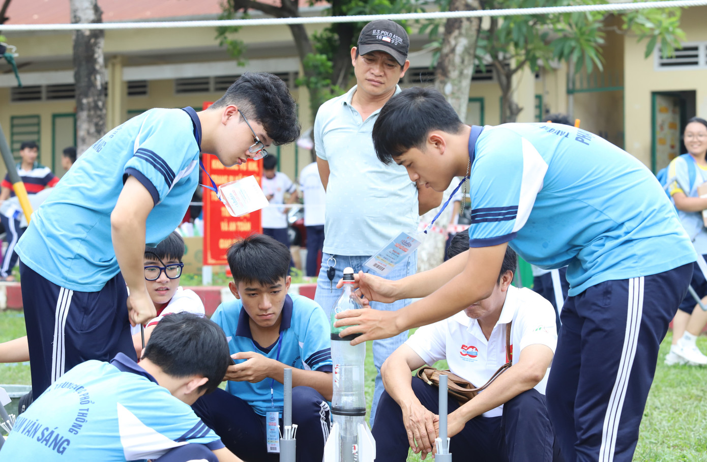 Vừa cùng hai đồng đội tại Trường THPT Phạm Văn Sáng (huyện Hóc Môn) thực hiện phần thi bắn tên lửa nước tầm xa và bung dù, bạn Võ Nhật Gia Huy cho biết bản thân đã áp dụng các kiến thức vật lý được thầy cô truyền dạy trước đó như áp suất, lực đẩy. Theo nam sinh, từ những kiến thức nền tảng đó, các bạn áp dụng vào việc chế tạo tên lửa nước đảm bảo bắn bung dù rơi xuống lâu hơn.