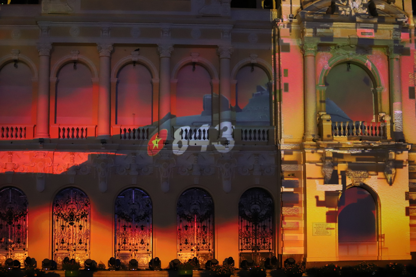 Hình ảnh hai chiếc xe tăng húc đổ cổng Dinh Độc Lập vào trưa 30/4/1975 cũng được tái hiện qua phần trình diễn, đem đến cảm xúc tự hào trong mỗi công dân nước Việt đang theo dõi chương trình. Hình ảnh hai chiếc xe tăng húc đổ cổng Dinh Độc Lập vào trưa 30/4/1975 cũng được tái hiện qua phần trình diễn, đem đến cảm xúc tự hào trong mỗi công dân nước Việt đang theo dõi chương trình.