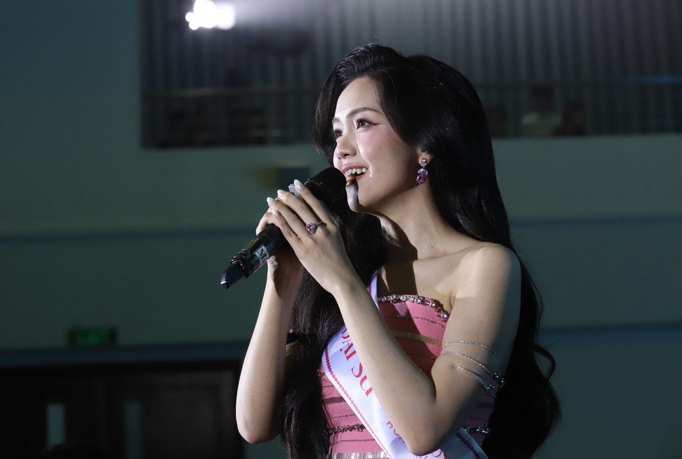 Nguyễn Hoàng Mỹ Vân chia sẻ với các bạn sinh viên Trường Đại học Tôn Đức Thắng. Ảnh: Ngô Tùng