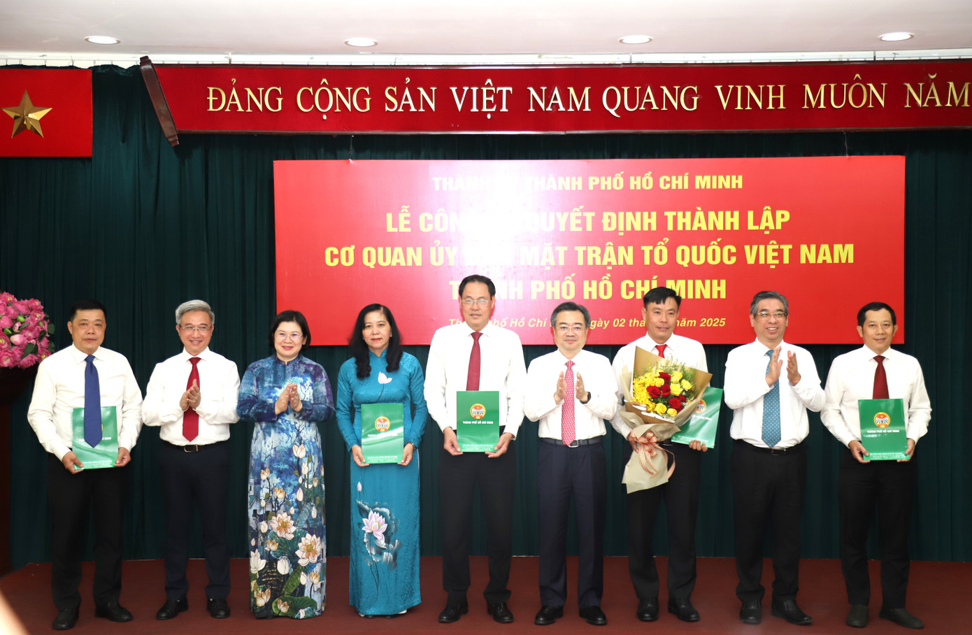 Trao quyết định cho Hội Nông dân TPHCM. Trao quyết định cho Hội Nông dân TPHCM.