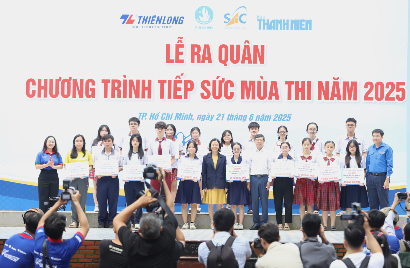 Ban tổ chức chương trình Tiếp sức mùa thi 2025 tại TPHCM tặng học bổng động viên các em học sinh. Mỗi phần học bổng có tổng trị giá 23 triệu đồng.