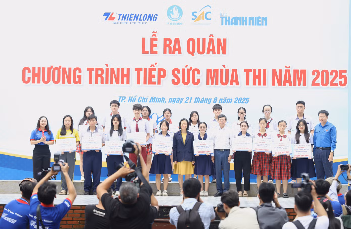 Ban tổ chức chương trình Tiếp sức mùa thi 2025 tại TPHCM tặng học bổng động viên các em học sinh. Mỗi phần học bổng có tổng trị giá 23 triệu đồng.