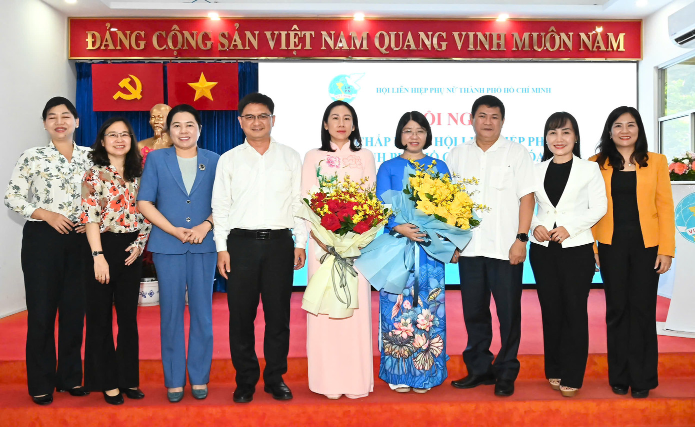 Trưởng ban Tuyên giáo và Dân vận Thành ủy TPHCM Nguyễn Mạnh Cường trao hoa chúc mừng bà Phạm Thị Thanh Hiền (giữa) và bà Trần Thị Huyền Thanh (thứ 4 từ phải qua). Ảnh: Việt Dũng.