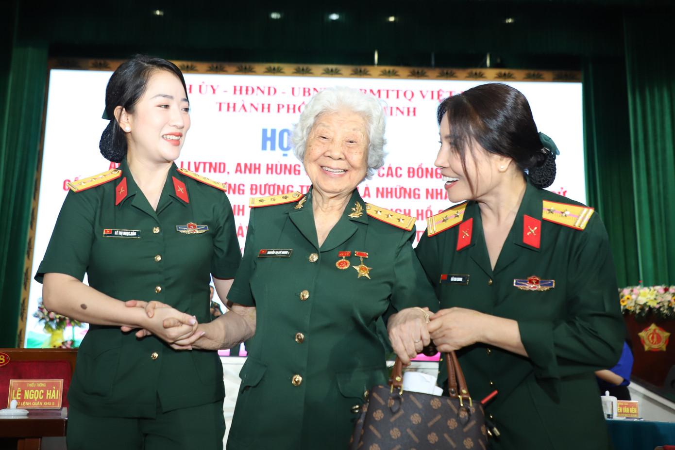 Nhân dịp kỷ niệm 50 năm Ngày Giải phóng miền Nam, thống nhất đất nước, lãnh đạo Đảng, Nhà nước và TPHCM, các địa phương cũng tổ chức nhiều đoàn đến thăm hỏi, tri ân những Anh hùng Lực lượng vũ trang, các cựu chiến binh từng tham gia Chiến dịch Hồ Chí Minh, người có công với nước, thể hiện truyền thống, đạo lý tốt đẹp ngàn đời của dân tộc.