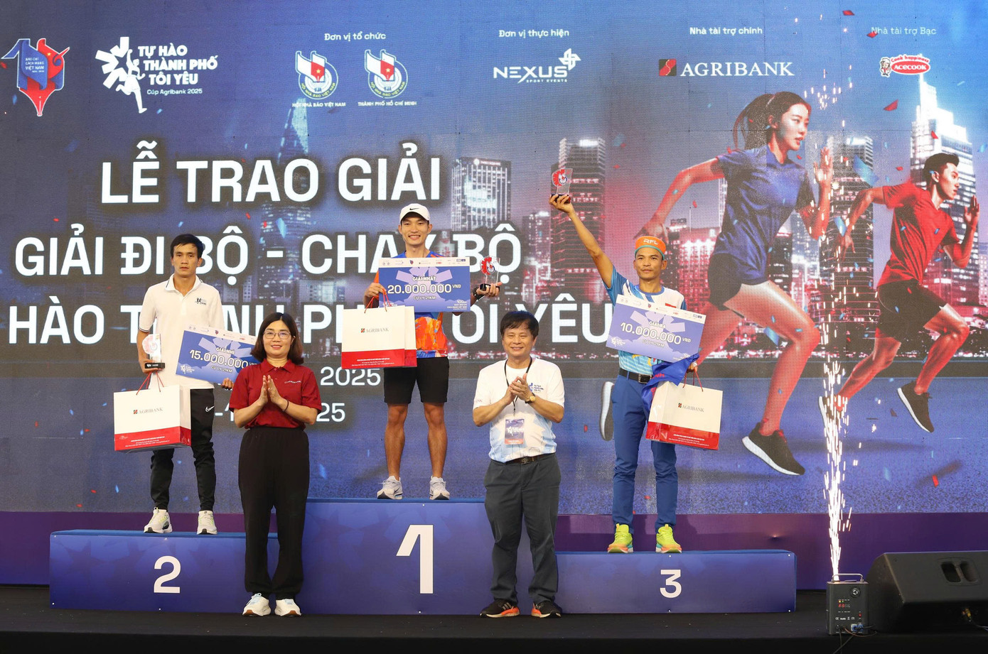 Lãnh đạo Hội Nhà báo Việt Nam trao thưởng cho các vận động viên, các nhà báo, phóng viên đạt thành tích cao tại giải.