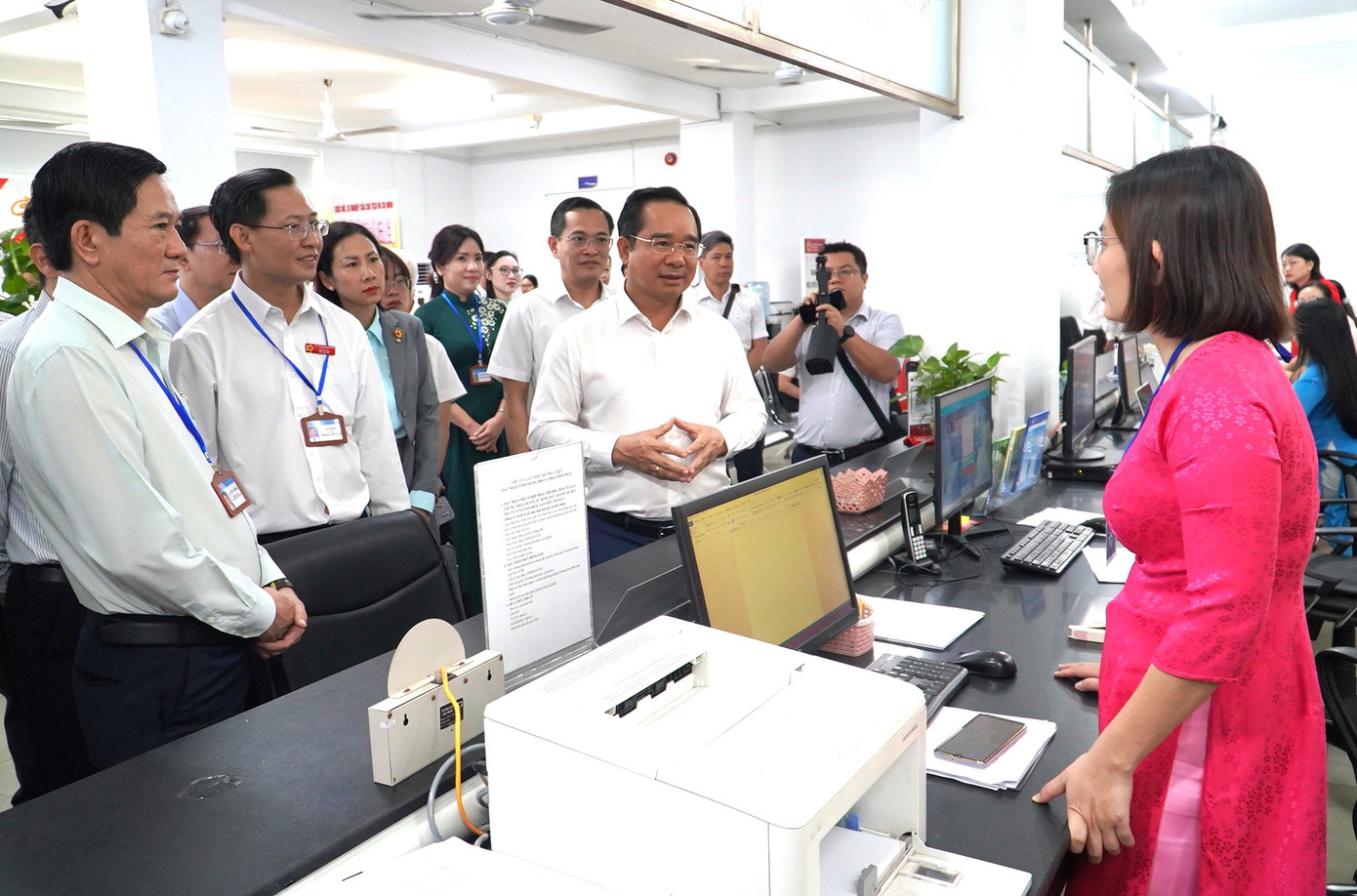 Chủ tịch Nguyễn Văn Được khảo sát hoạt động của Trung tâm Hành chính công phường Dĩ An. Ảnh: Minh Quân. Chủ tịch Nguyễn Văn Được khảo sát hoạt động của Trung tâm Hành chính công phường Dĩ An. Ảnh: Minh Quân.