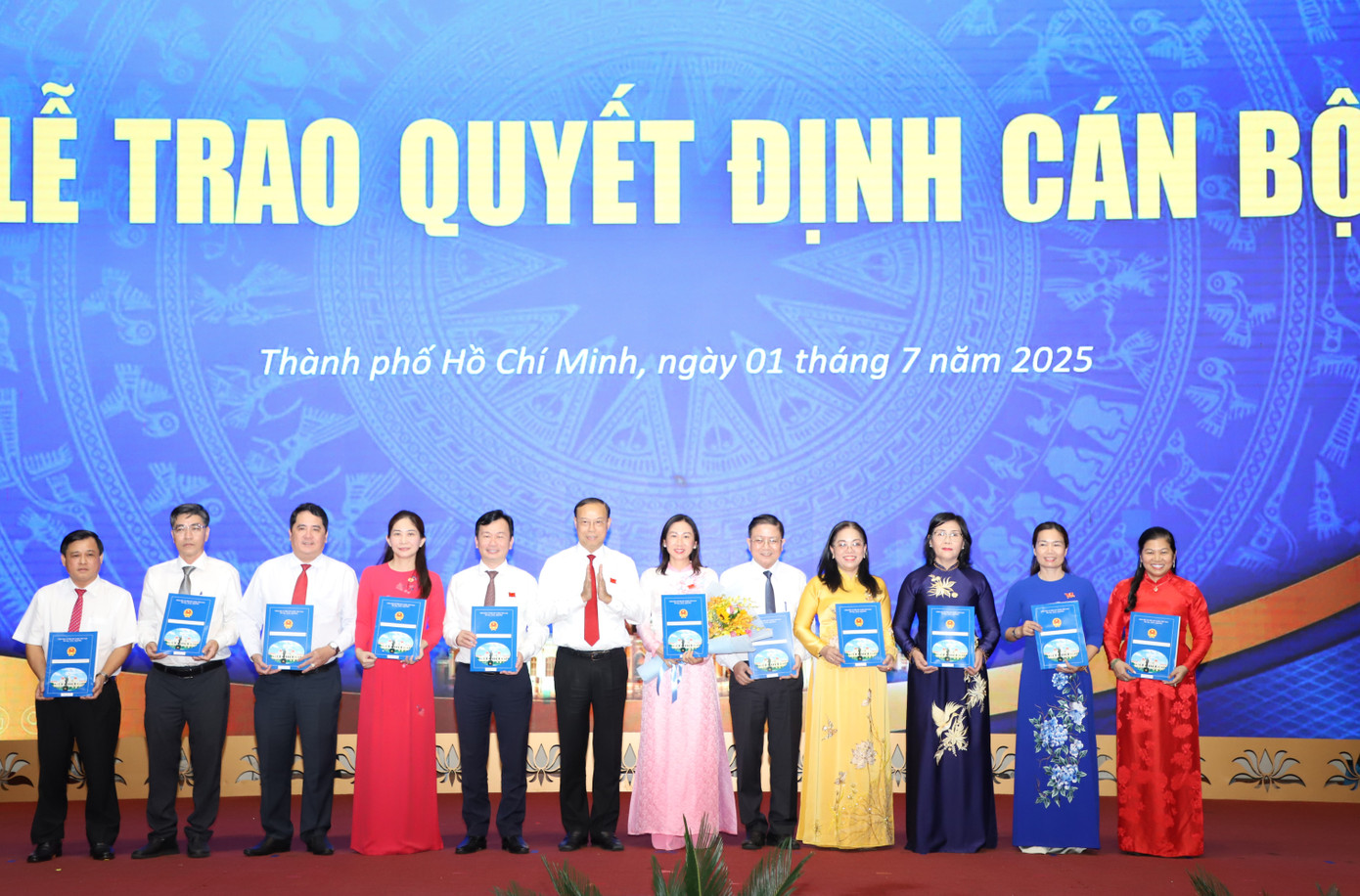 Lãnh đạo TPHCM trao quyết định cho các lãnh đạo Sở Nội vụ.