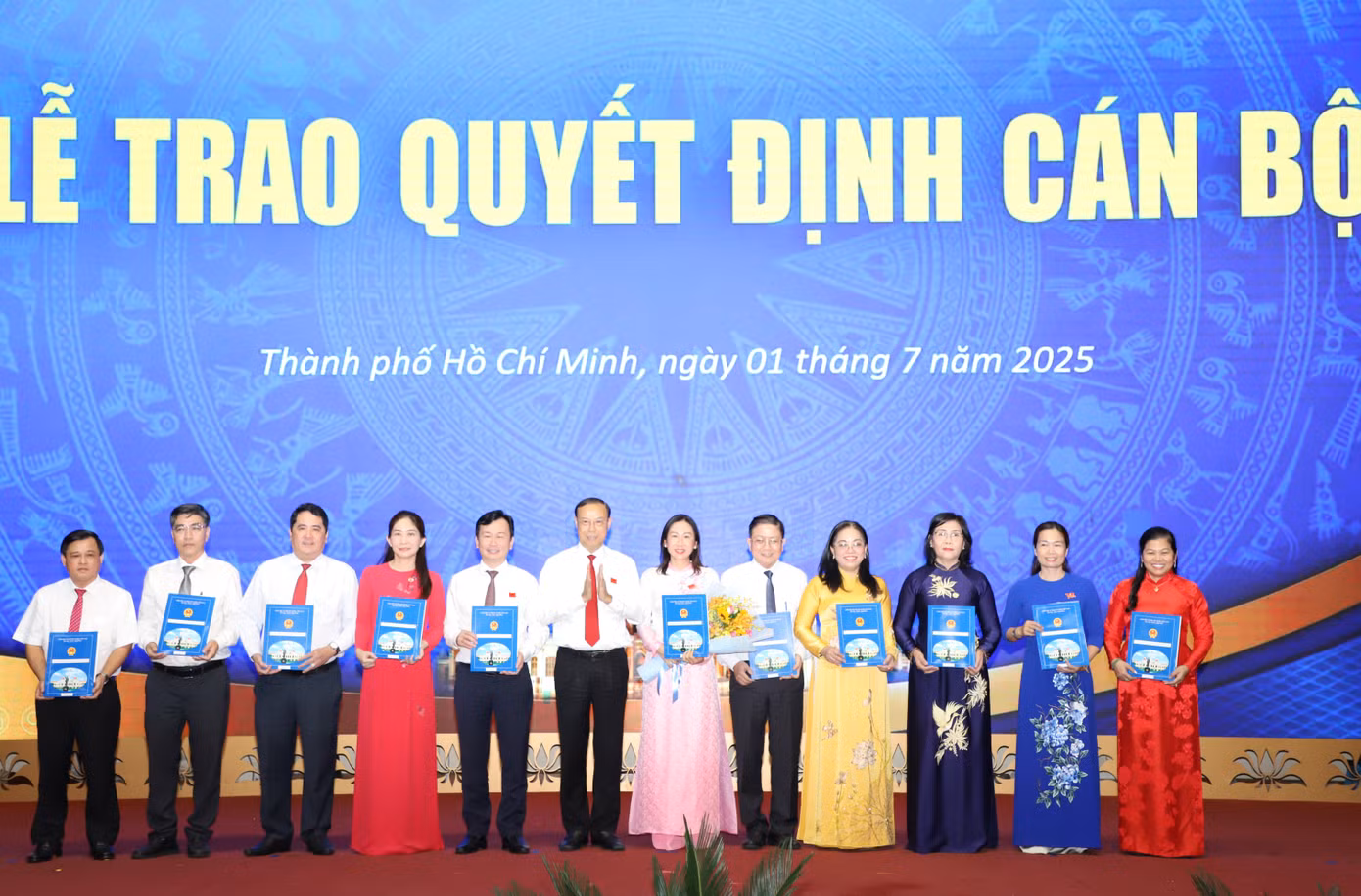 Lãnh đạo TPHCM trao quyết định cho các lãnh đạo Sở Nội vụ. Lãnh đạo TPHCM trao quyết định cho các lãnh đạo Sở Nội vụ.