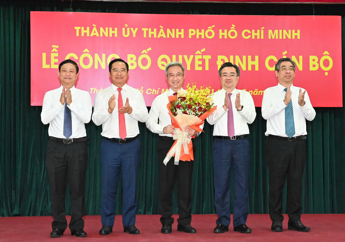 Thường trực Thành ủy TPHCM chúc mừng ông Đặng Minh Thông (giữa). Ảnh: SGGP