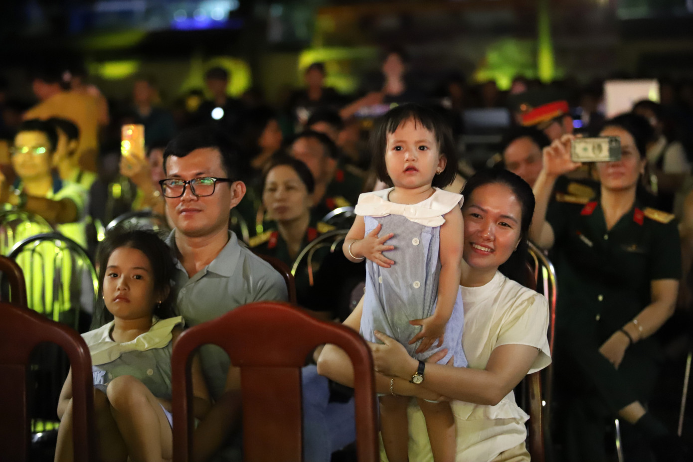Chương trình nghệ thuật để lại nhiều cảm xúc trong lòng cán bộ, chiến sĩ và người thân. Ảnh: Ngô Tùng Chương trình nghệ thuật để lại nhiều cảm xúc trong lòng cán bộ, chiến sĩ và người thân. Ảnh: Ngô Tùng