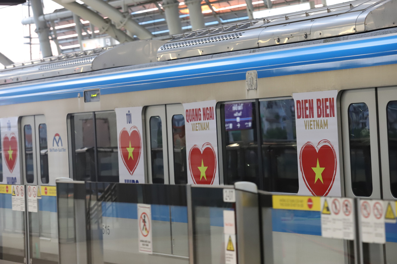 Thân tàu metro được phủ hình ảnh về đại lễ 30/4 và tên các tỉnh, thành trên cả nước.
