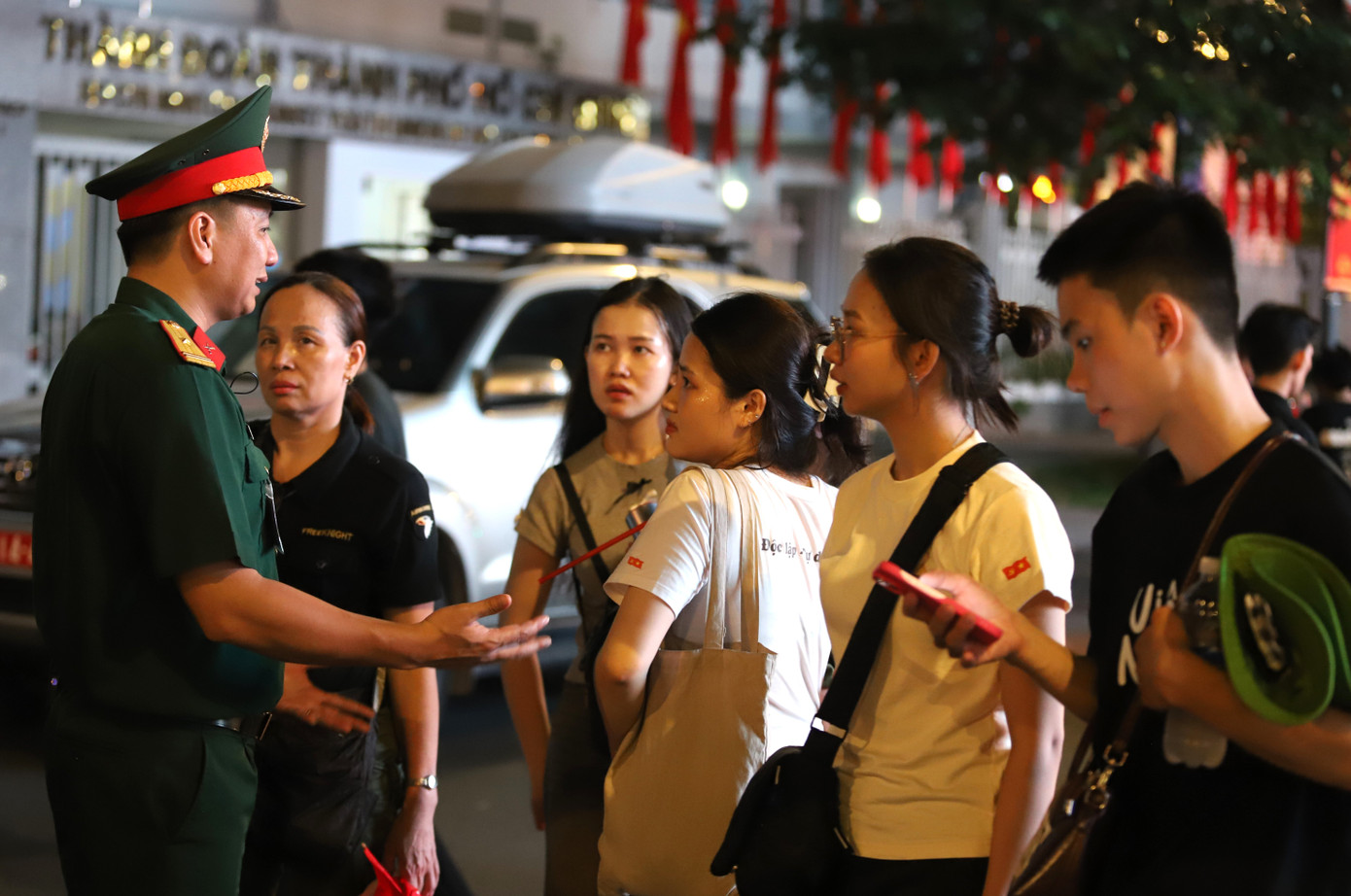 Cùng với thực hiện nhiệm vụ, các cán bộ, chiến sĩ các lực lượng cũng sẵn sàng hỗ trợ, giúp đỡ người dân khi cần thiết. Ảnh: Ngô Tùng