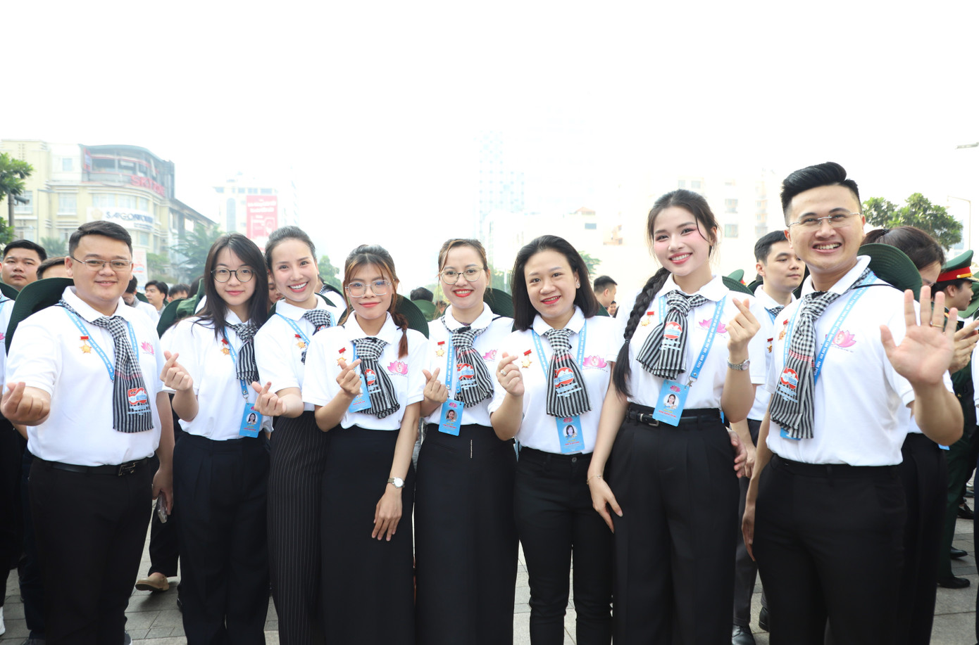 Các đại biểu phấn khởi trong giây phút đón nhận phần thưởng cao quý của Đại hội Thanh niên tiên tiến làm theo lời Bác năm nay.