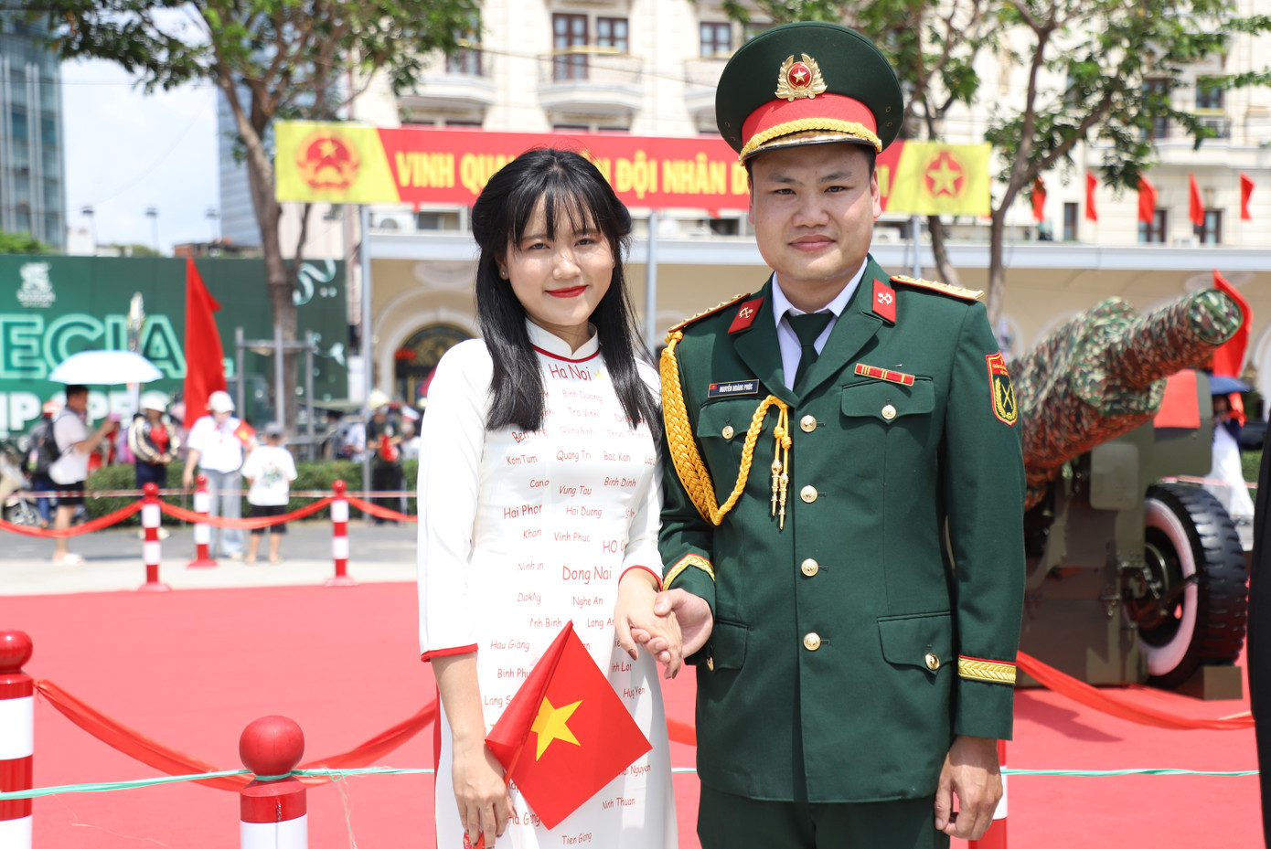 Thấy chồng mình nhận được sự chú ý và quý mến từ nhiều người, chị Đào Thị Anh Thư (27 tuổi) bày tỏ niềm vui xen lẫn tự hào. Chị cho biết, từ sáng, hai vợ chồng cùng con gái nhỏ đi xe từ Bình Dương lên trung tâm TPHCM để theo dõi không khí thành phố chuẩn bị hướng đến ngày đại lễ và xem người dân đi chơi lễ ra sao. Đôi vợ chồng trẻ cũng xem đây là dịp thích hợp để lưu giữ những bức ảnh kỷ niệm về một sự kiện lớn của đất nước.