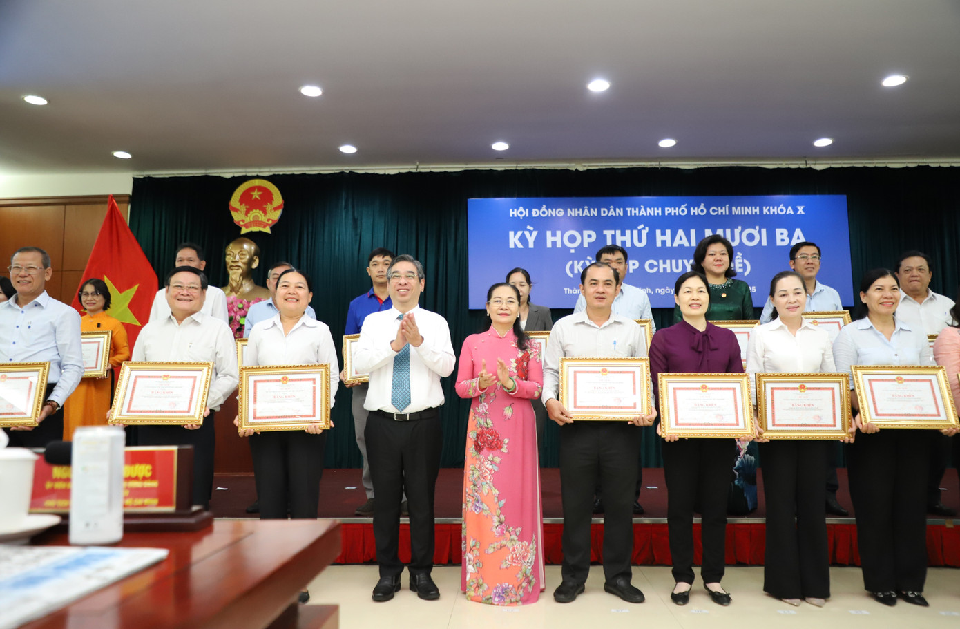 Lãnh đạo TPHCM trao bằng khen của Chủ tịch UBND TPHCM cho các cá nhân, tập thể đóng góp tích cực trên các mặt hoạt động của HĐND thành phố 4 năm qua. Lãnh đạo TPHCM trao bằng khen của Chủ tịch UBND TPHCM cho các cá nhân, tập thể đóng góp tích cực trên các mặt hoạt động của HĐND thành phố 4 năm qua.