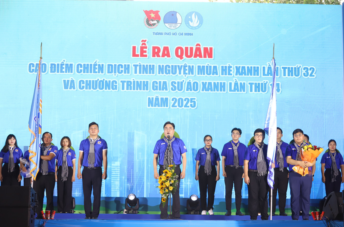 Anh Ngô Minh Hải dặn dò các chiến sĩ tình nguyện. Anh Ngô Minh Hải dặn dò các chiến sĩ tình nguyện.