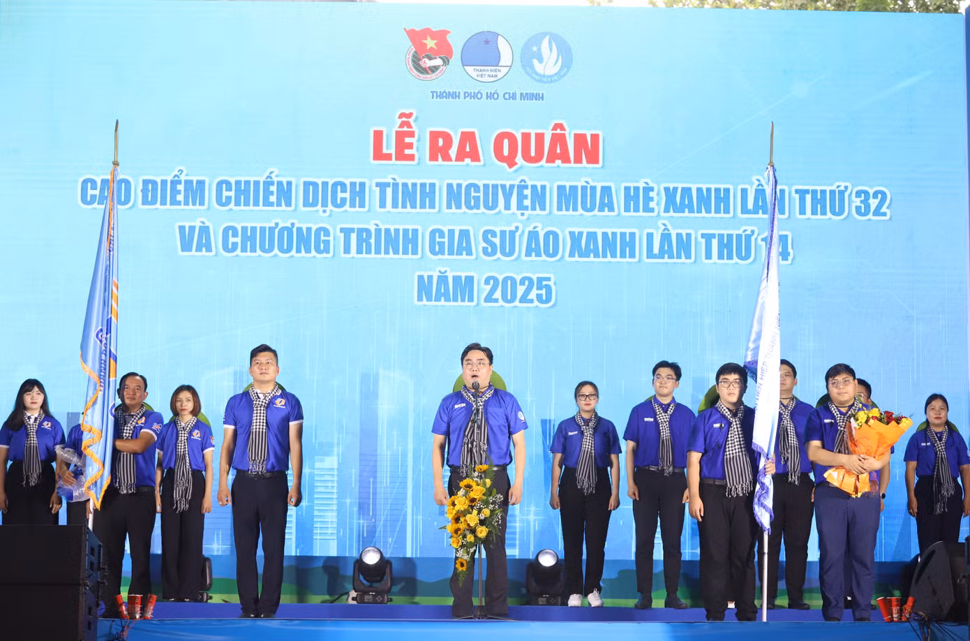 Anh Ngô Minh Hải dặn dò các chiến sĩ tình nguyện.
